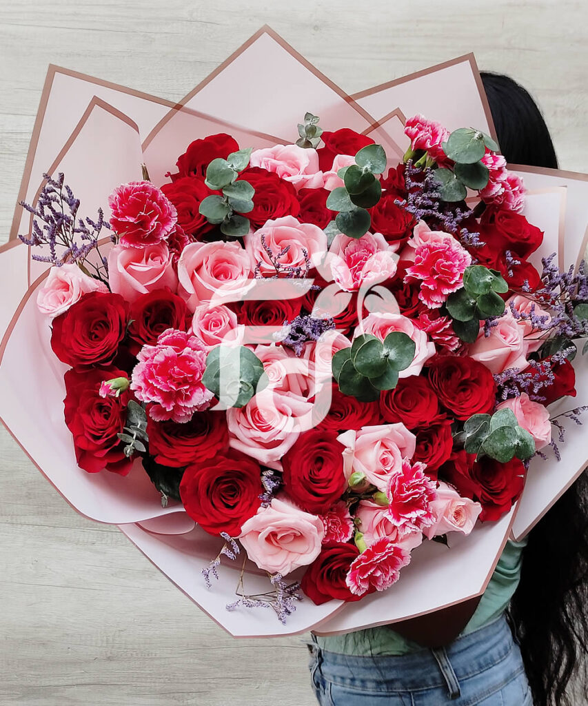 Ramo Grande de 48 Rosas Rojas, Rosadas y Claveles cod:R04 – FIORE DETALLES