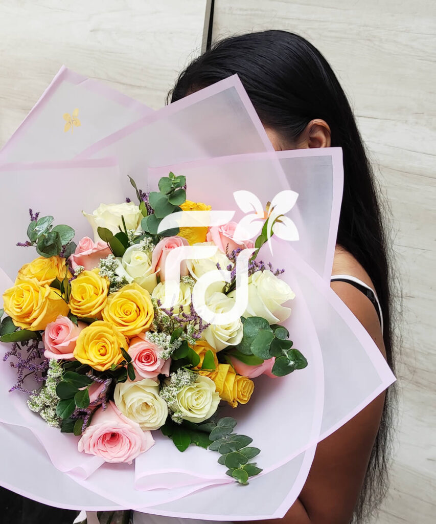 Ramo de 18 Rosas Multicolor y Fino Follaje cod:R02