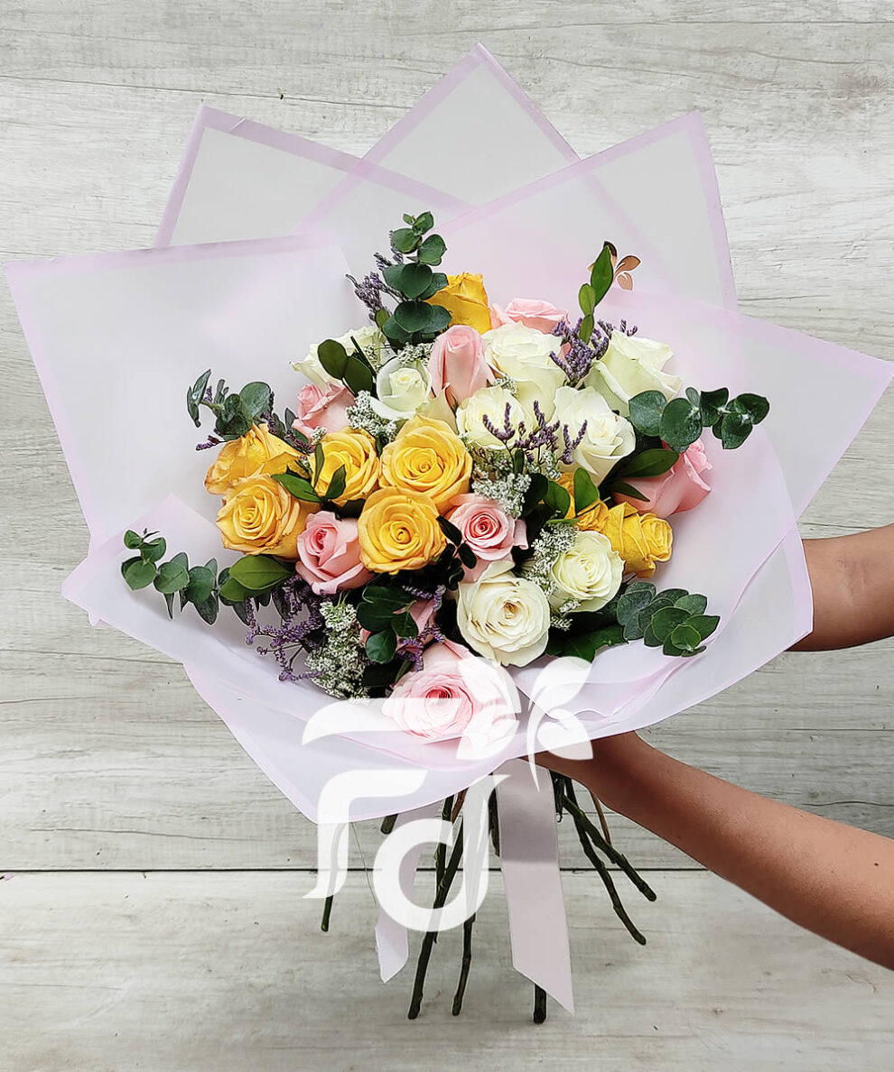 Ramo de 18 Rosas Multicolor y Fino Follaje cod:R02 – FIORE DETALLES