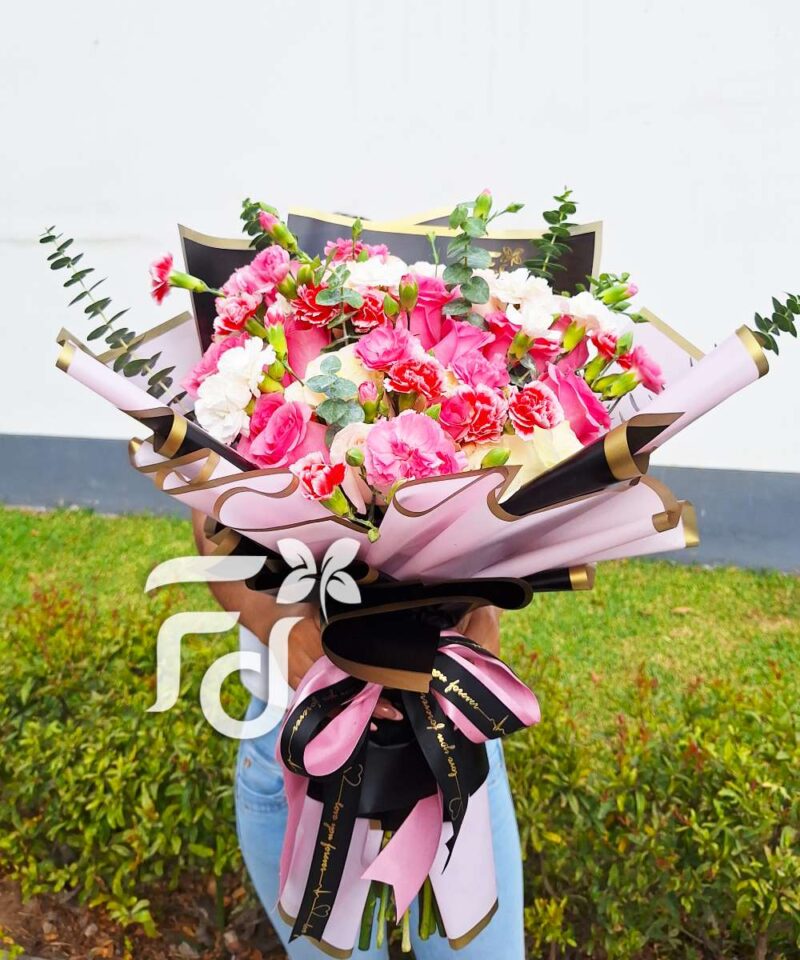 Ramo de 24 Rosas Rosados y Blancos, Claveles rosados, fino follaje en Ramo Coreano AF300
