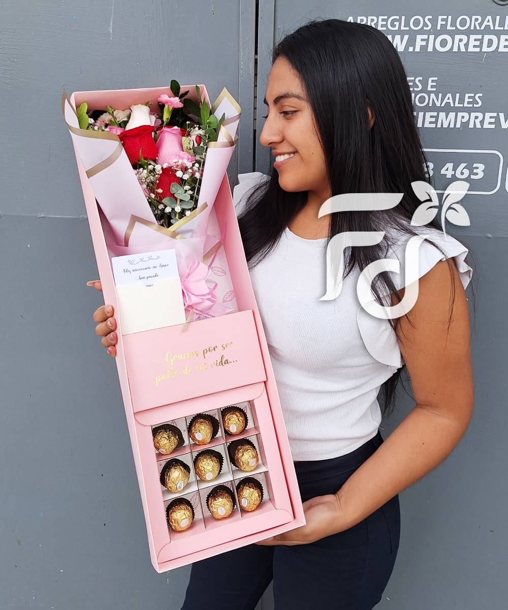 SUPER CAJA RAMO DE ROSAS Y CLAVELES CON FINO FOLLAJE Y BOMBONES FERRERO CON CAJA PINK cod:AF169